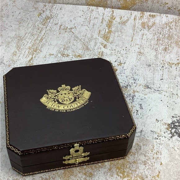 Juicy Couture Starfish and Clams Gold Stud Earrings - Picture 2 of 4